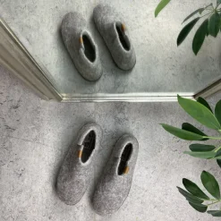 Høj lysegrå hjemmesko i uld med skridhæmmende såler fra Green Comfort