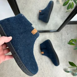 Høj marineblå hjemmesko i uld med skridhæmmende såler fra Green Comfort