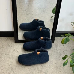 Høj marineblå hjemmesko i uld med skridhæmmende såler fra Green Comfort