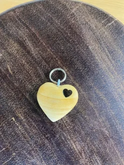 Hjertenøglering i træ med udskåret hjerte - unik gave med symbolsk betydning