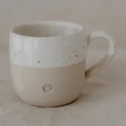 Håndlavet keramik kop med smiley – hyggeligt krus i nordisk design