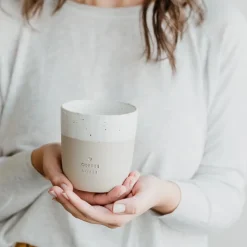 Håndlavet keramik krus uden hank – med indgraveret tekst Coffee Lover