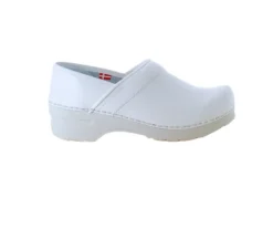 Hvid fleksibel Sanita-træsko med hælkappe.