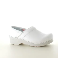 Hvid fleksibel Sanita-træsko med hælkappe.