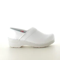 Hvid fleksibel Sanita-træsko med hælkappe.