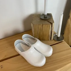 Hvid fleksibel Sanita-træsko med hælkappe.