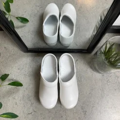 Hvid fleksibel Sanita-træsko med hælkappe.