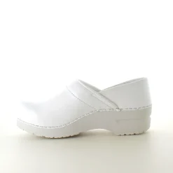 Hvid fleksibel Sanita-træsko med hælkappe.