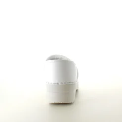 Hvid fleksibel Sanita-træsko med hælkappe.