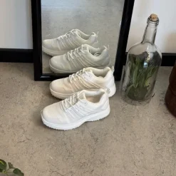 Hvid letvægtssko fra Gaitline med optimal af støddæmpning og svangstøtte