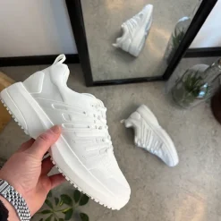 Hvid letvægtssko fra Gaitline med optimal af støddæmpning og svangstøtte