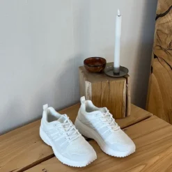 Hvid letvægtssko fra Gaitline med optimal af støddæmpning og svangstøtte