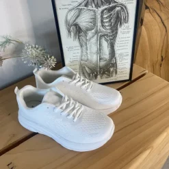 Hvid letvægtssko med god stødabsorbering