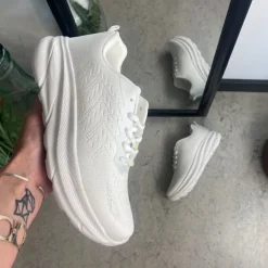 Hvid letvægtssko med god stødabsorbering