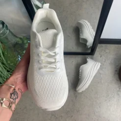 Hvid letvægtssko med god stødabsorbering