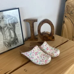 Hvid Sanita-træsko med smukt blomsterprint.