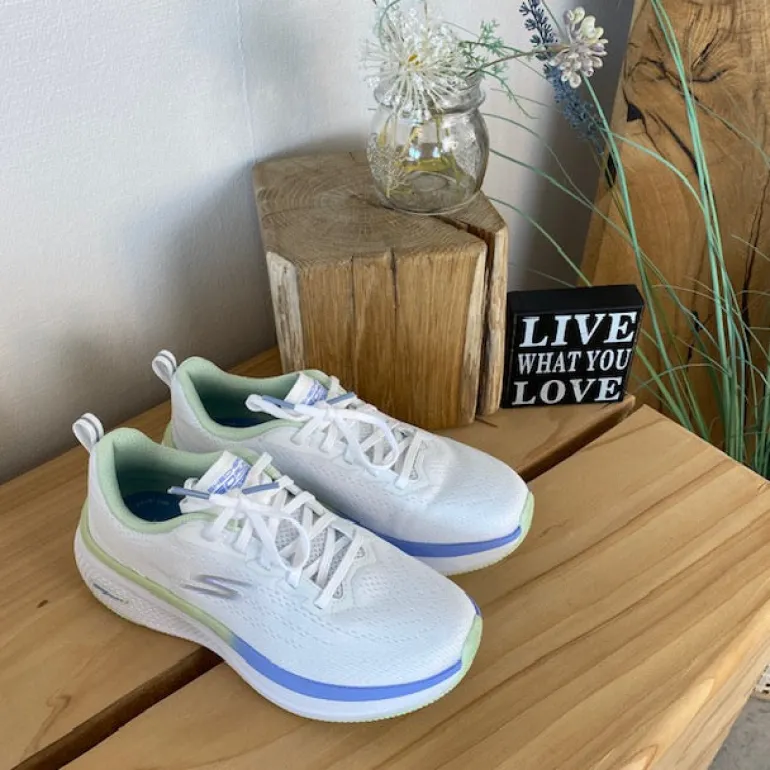 Hvid Skechers GoRun sko med flotte detaljer