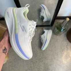 Hvid Skechers GoRun sko med flotte detaljer