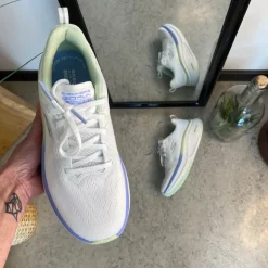 Hvid Skechers GoRun sko med flotte detaljer