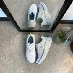 Hvid Skechers GoRun sko med flotte detaljer