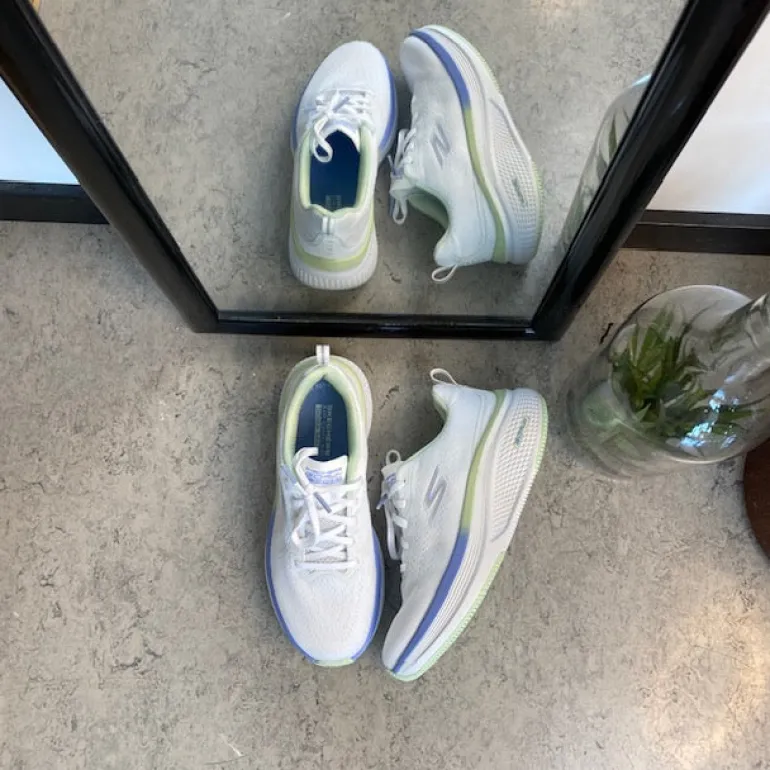 Hvid Skechers GoRun sko med flotte detaljer