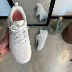 Hvid Skechers Max Cushion sko – optimal støtte og uovertruffen komfort.