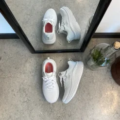 Hvid Skechers Max Cushion sko – optimal støtte og uovertruffen komfort.