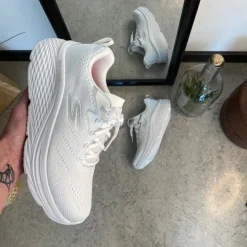 Hvid Skechers Max Cushion sko – optimal støtte og uovertruffen komfort.