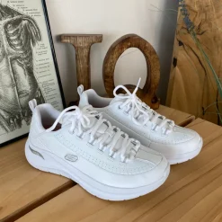 Hvid Skechers med glat skind overflade