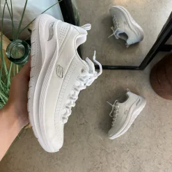 Hvid Skechers med glat skind overflade