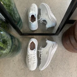 Hvid Skechers med glat skind overflade