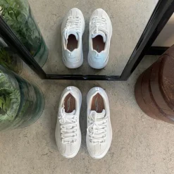 Hvid Skechers med glat skind overflade