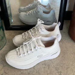 Hvid Skechers med glat skind overflade