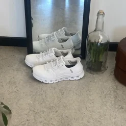 Hvid Skechers Slip-Ins sko med masser af støddæmpning