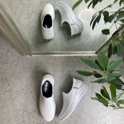 Hvid skind slip-in sko fra Skechers