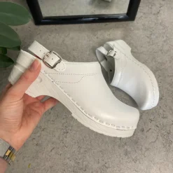 Hvid skind træsko med rem