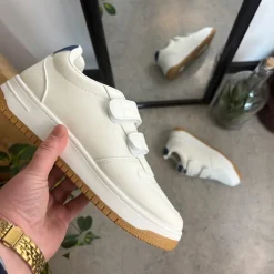 Hvid sko med velcroremme og ekstra stødabsorbering i hælen