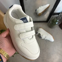 Hvid sko med velcroremme og ekstra stødabsorbering i hælen