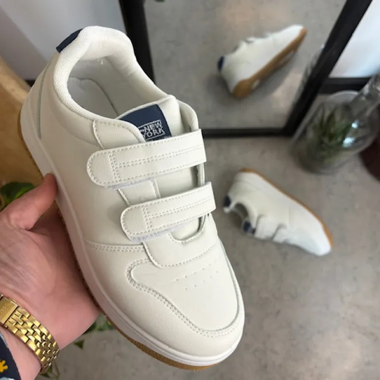 Hvid sko med velcroremme og ekstra stødabsorbering i hælen