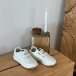 Hvid sko med velcroremme og ekstra stødabsorbering i hælen