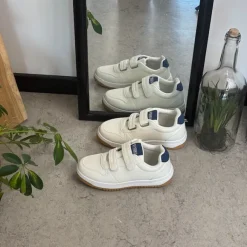 Hvid sko med velcroremme og ekstra stødabsorbering i hælen