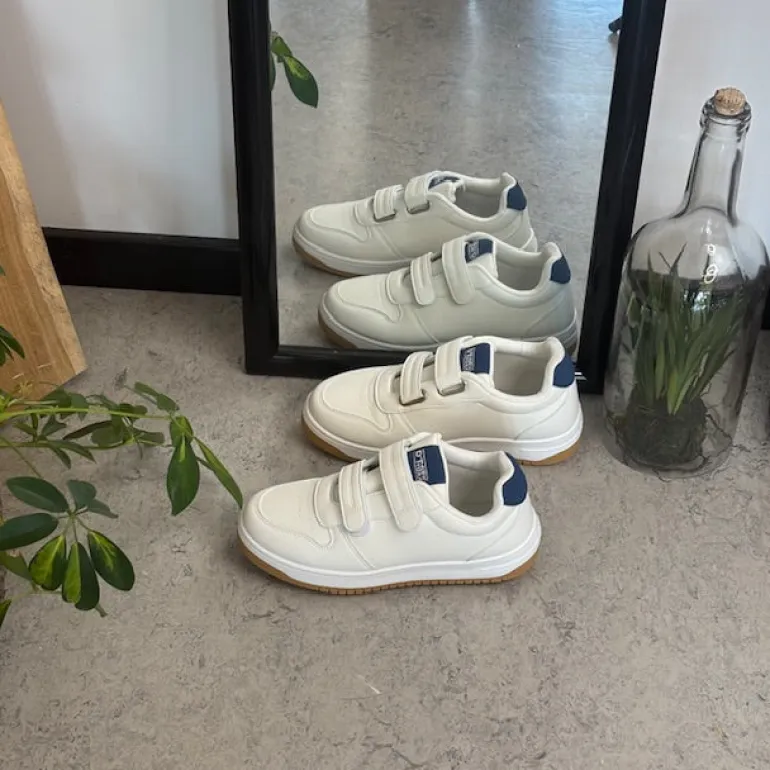 Hvid sko med velcroremme og ekstra stødabsorbering i hælen