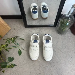 Hvid sko med velcroremme og ekstra stødabsorbering i hælen