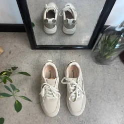 Hvid sommersko med sølv effekter