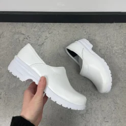 Hvid træsko i god kvalitet med hælkap og god komfort