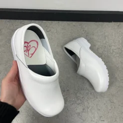 Hvid træsko i god kvalitet med hælkap og god komfort