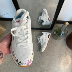 Hvide Skechers sko med flotte hjertedetaljer