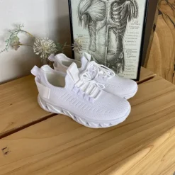 Hvide slip-on sko med strikoverdel