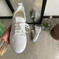 Hvide slip-on sko med strikoverdel