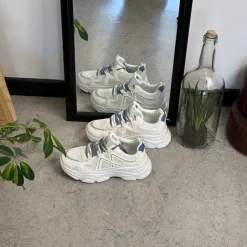 Hvide sportssko med ekstra hælstøddæmpning